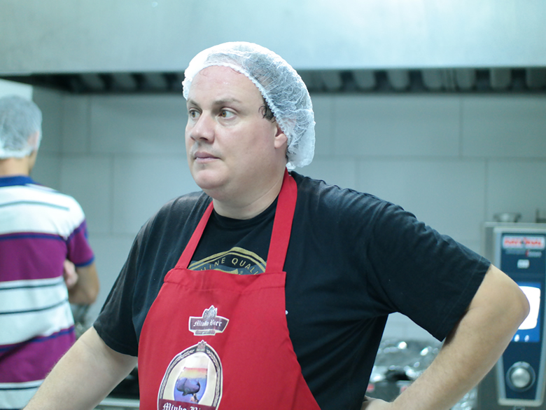 Emerson Fabris assessorando restaurante na melhoria de processos culinários.
